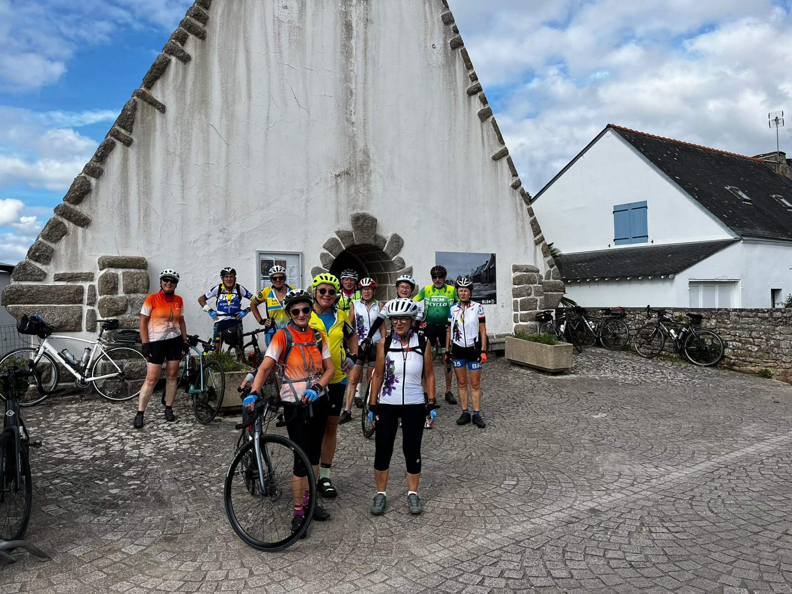 Les cyclotouristes du séjour rando sacoches devant la chapelle de Kervoyal