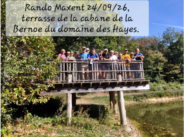 Les participants à la randonnée de Maxent sur la terrasse de la Cabane de Bernoë, au domaine des Hayes
