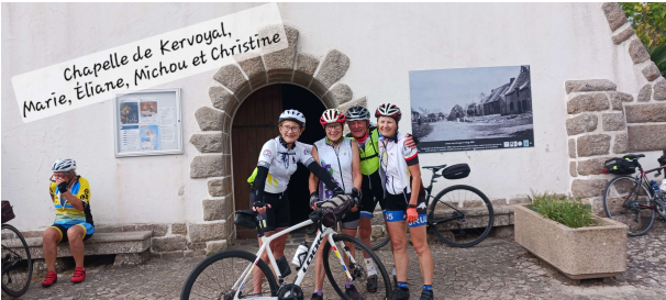 Cyclistes réunis devant la chapelle de Kervoyal