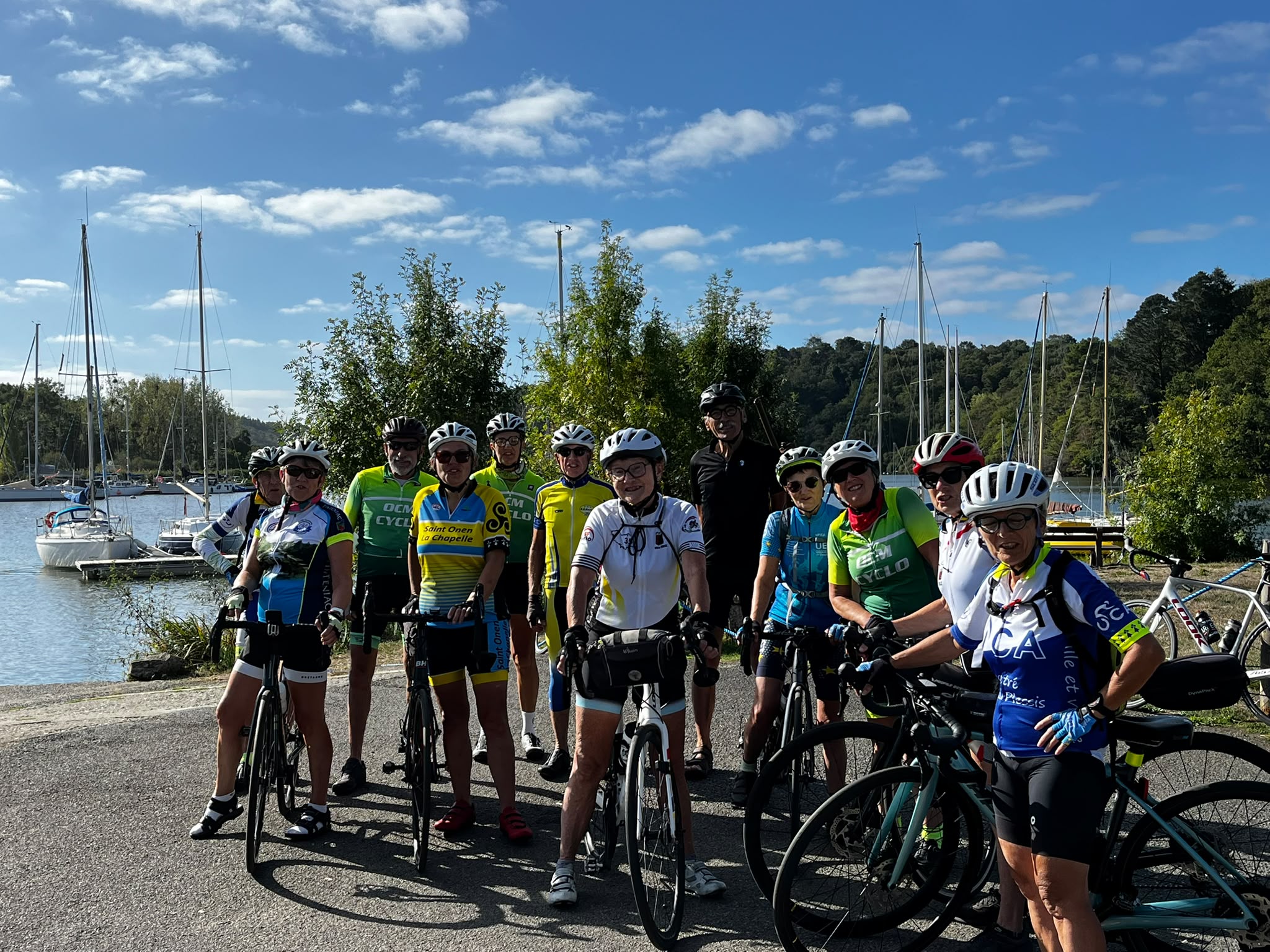 Groupe de cyclotouristes devant les voiliers au port de Folleux